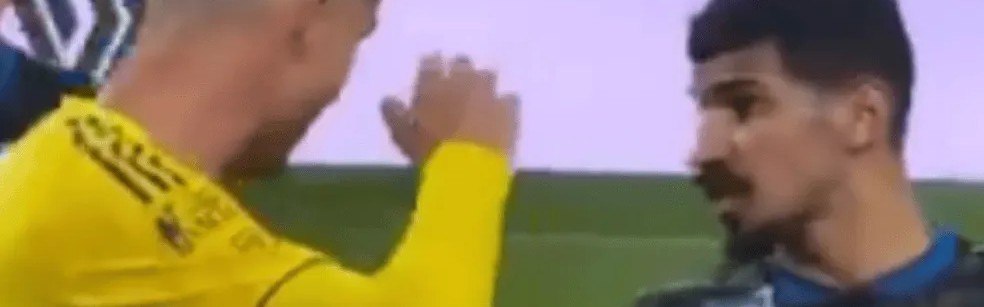 C罗对纠缠不休的布赖代后卫举手警告：别碰我了