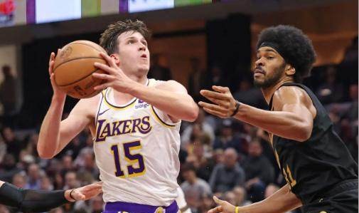 博鱼体育官网-冲击最佳第六人？湖人里夫斯15+6+6效率完胜保罗